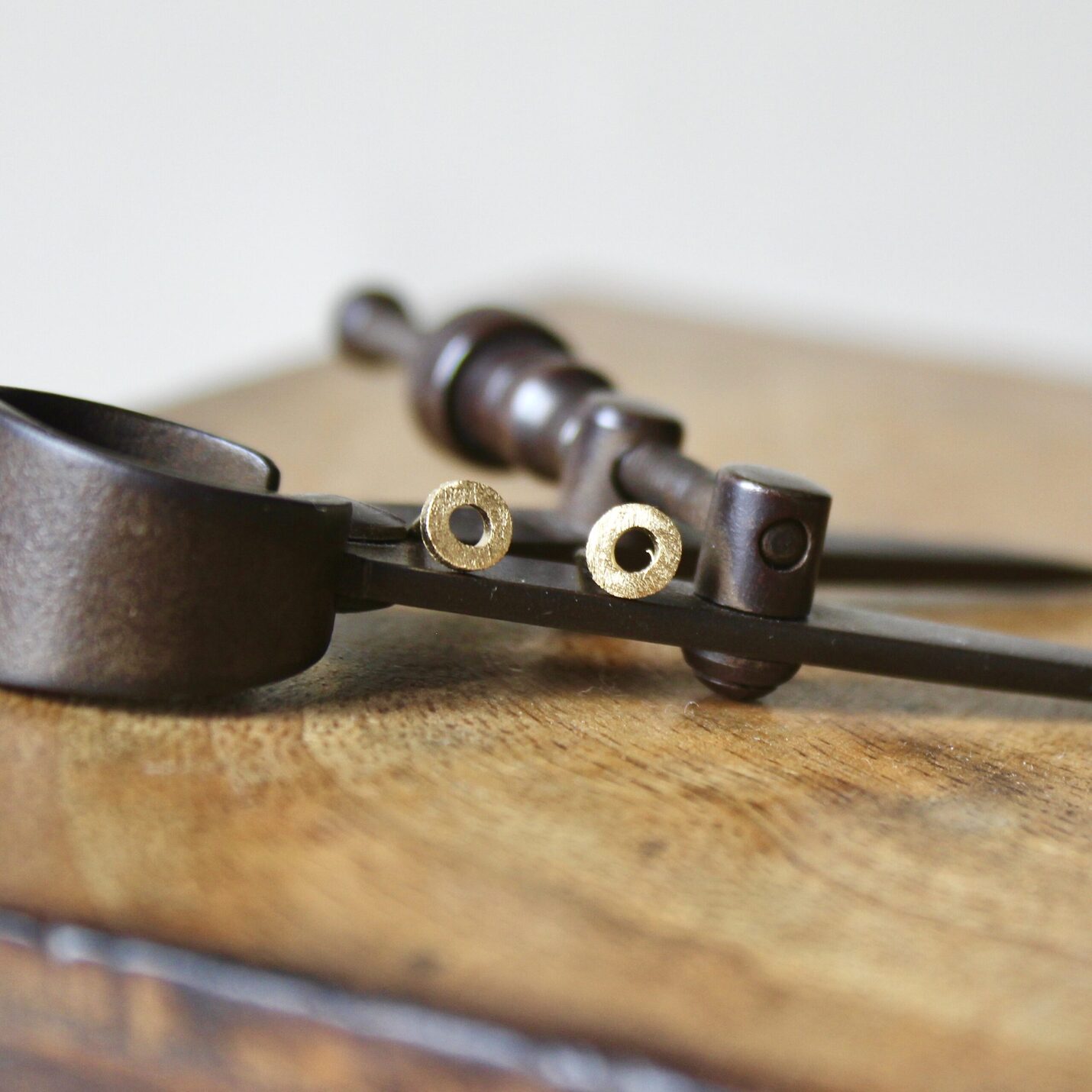 pendientes pequeños bañados en oro artesanos