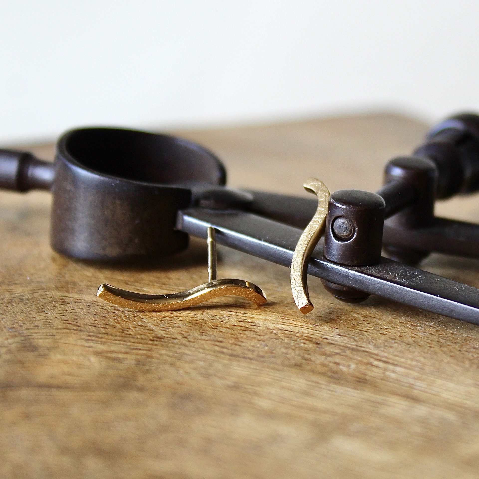 pendientes artesanales de oro gatnau