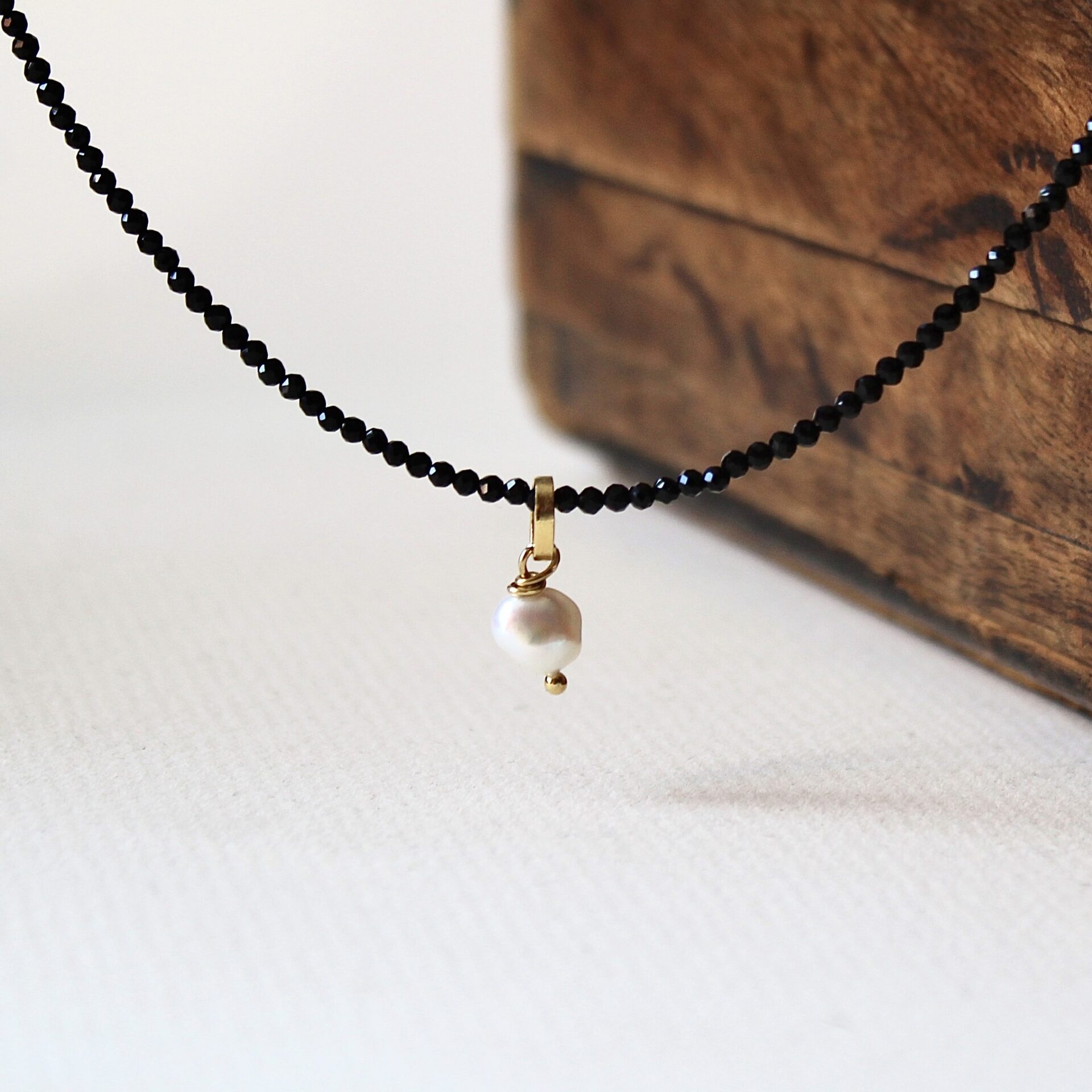 Joyas hechas a mano Gargantilla Jana con Perla y Espinelas en Plata con Baño de Oro