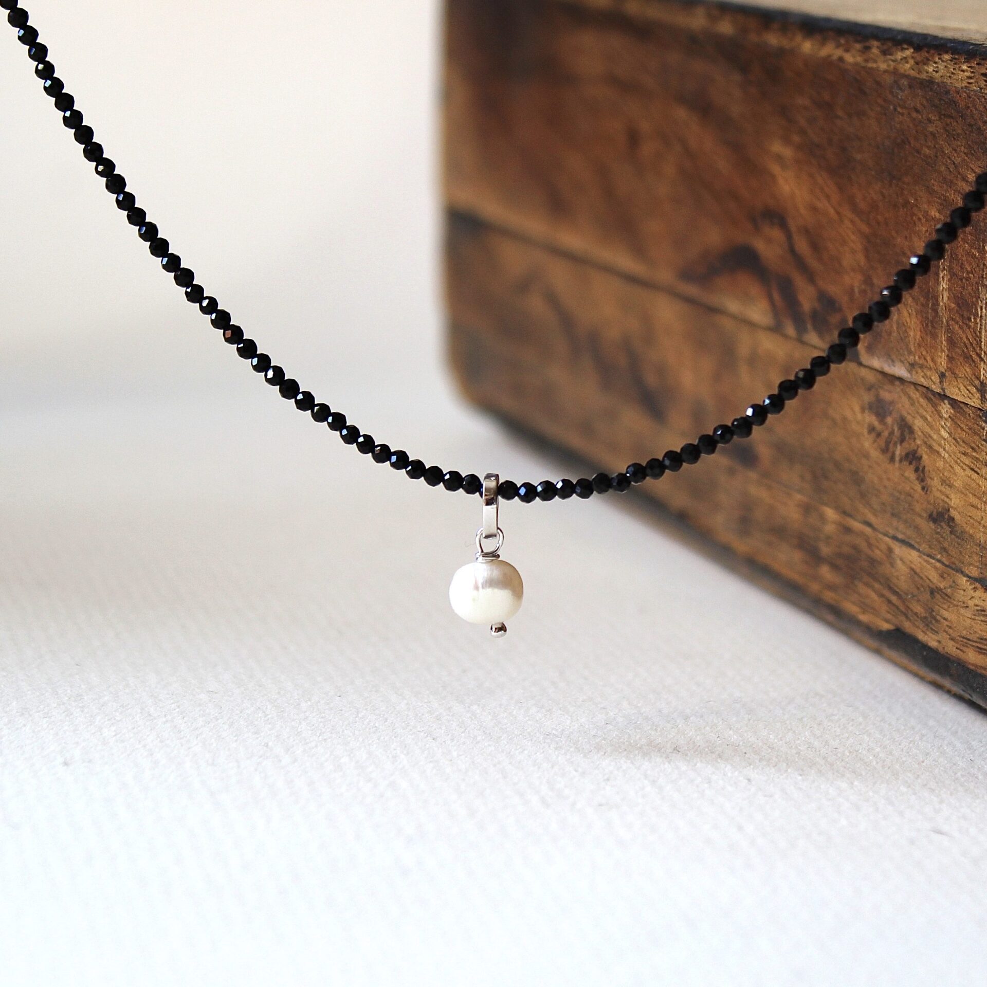 Joyas hechas a mano Gargantilla Jana con Perla y Espinelas en Plata