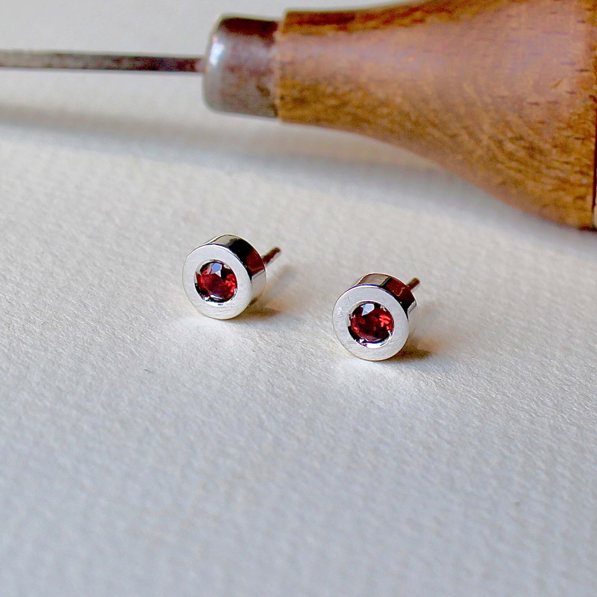 Joyas hechas a mano Pendientes Fiona Plata y Granate