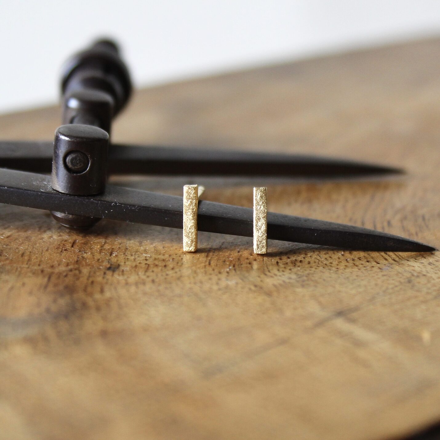 pendientes pequeños bañados en oro artesanos