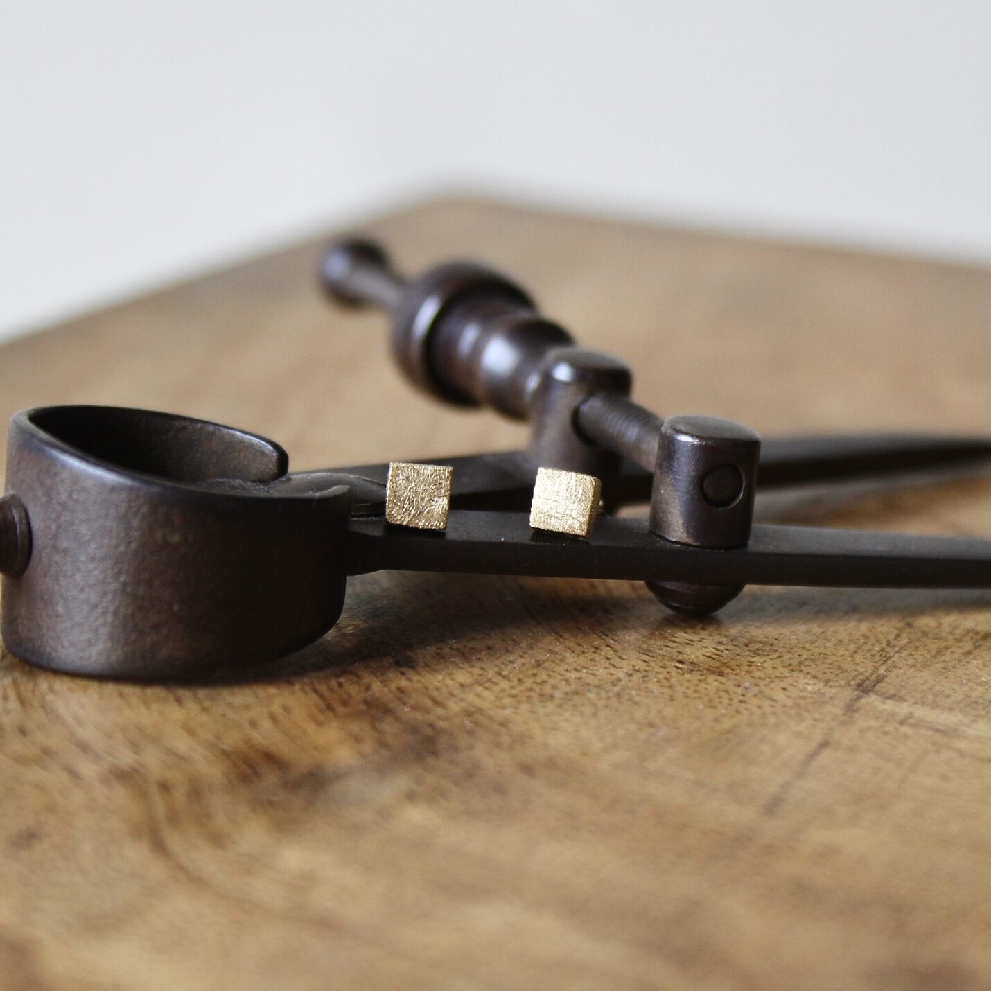 pendientes pequeños bañados en oro artesanos