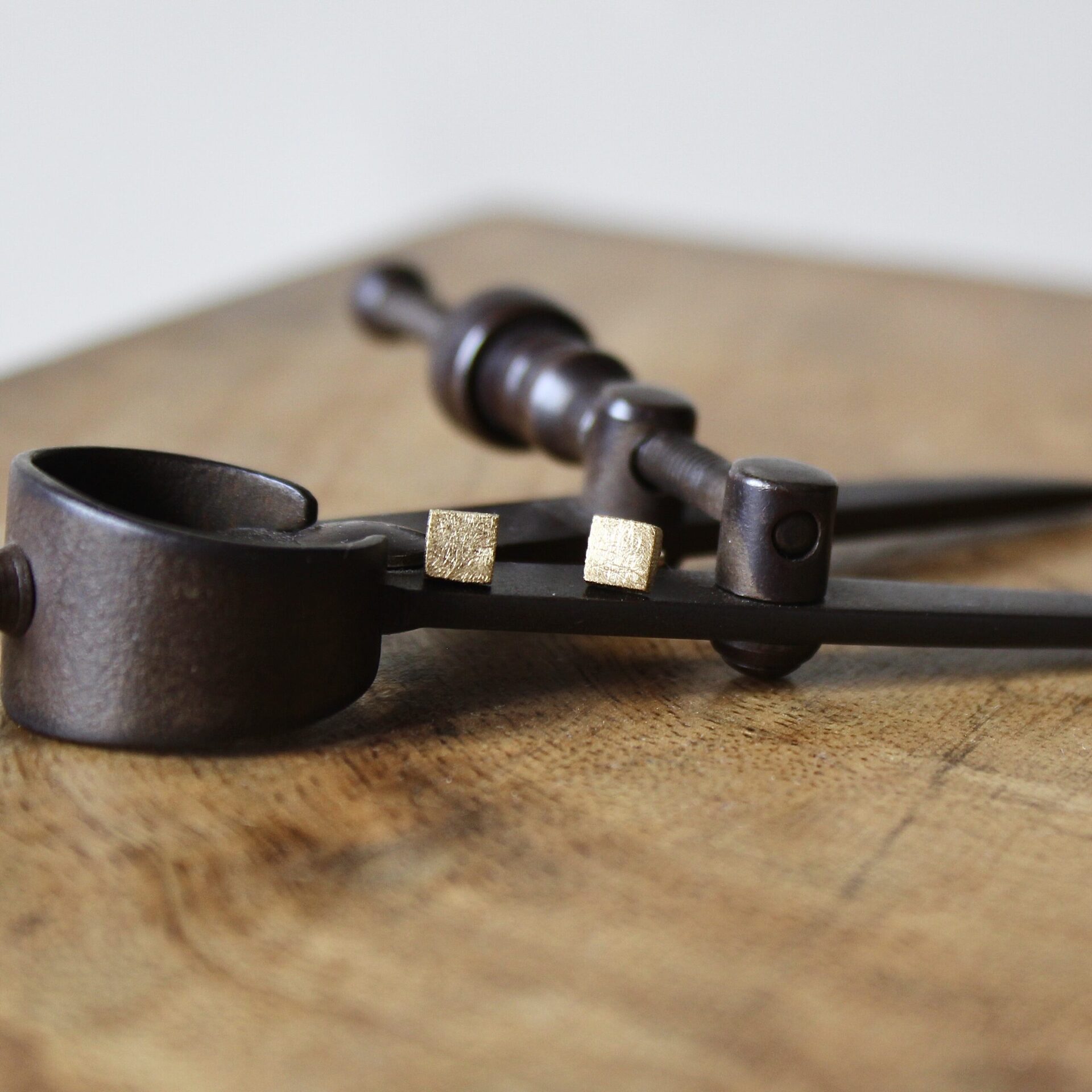 pendientes pequeños bañados en oro artesanos