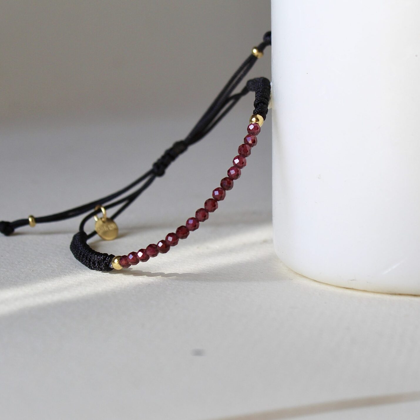 Joyas artesanales Pulsera Martina con Granates en Plata con Baño de Oro