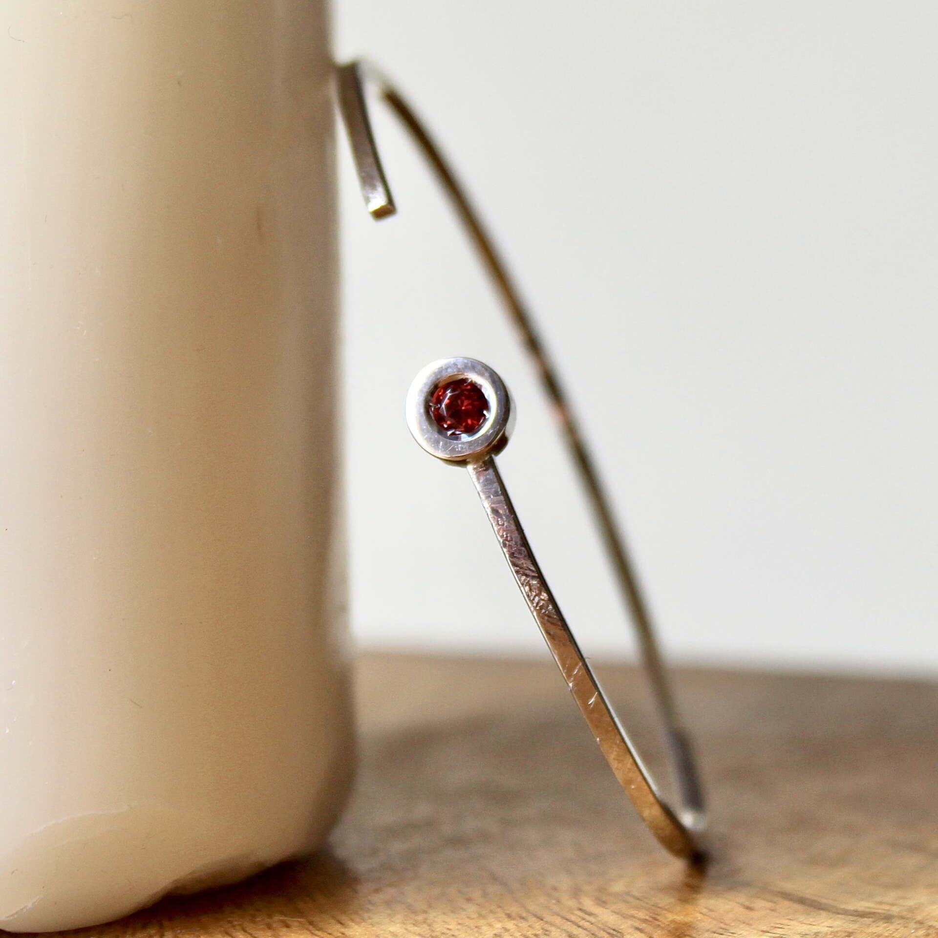 Joyas hechas a mano Pulsera Fiona Plata y Granate