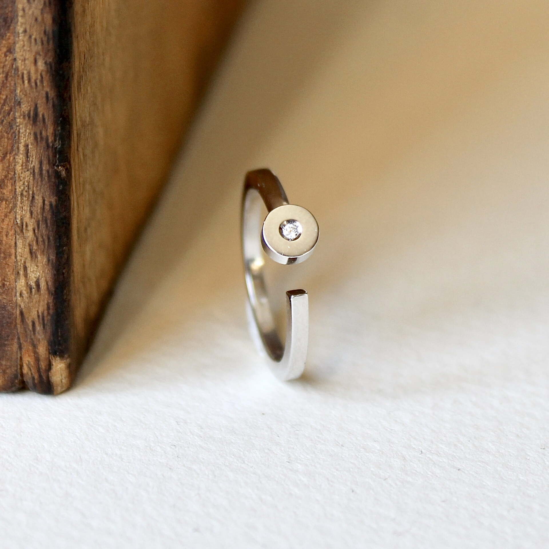 Joyería artesanal Anillo Nora Plata y Diamante