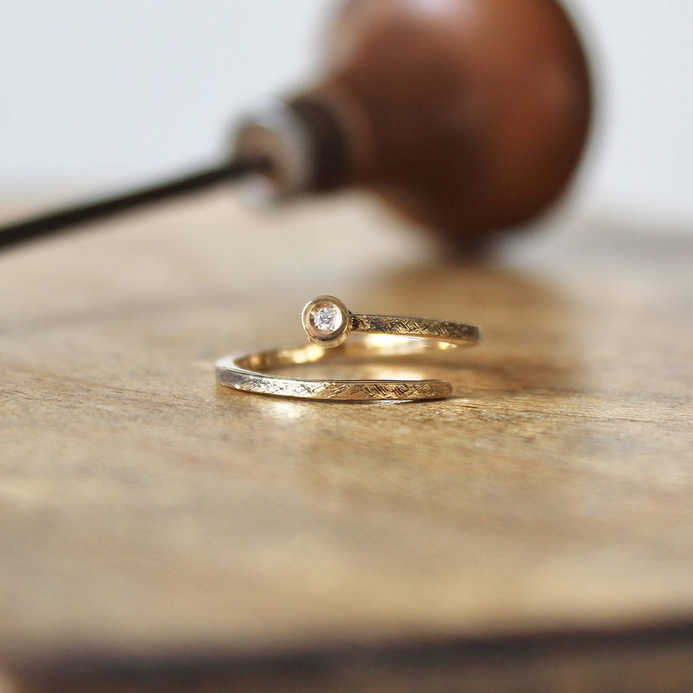 Anillo compromiso Aura Oro y Diamante. Joyas artesanales