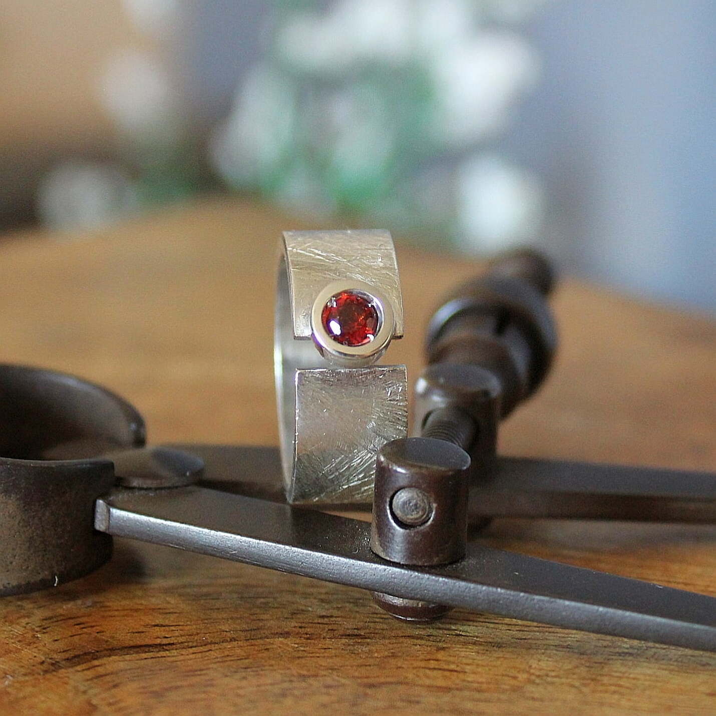 Joyas hechas a mano Anillo Fiona Plata y Granate