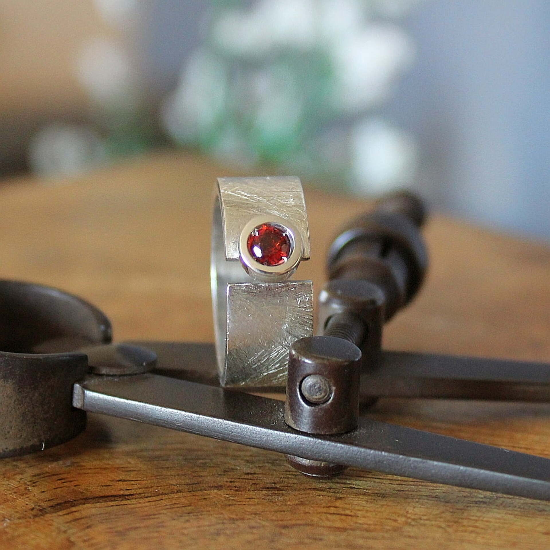 Joyas hechas a mano Anillo Fiona Plata y Granate