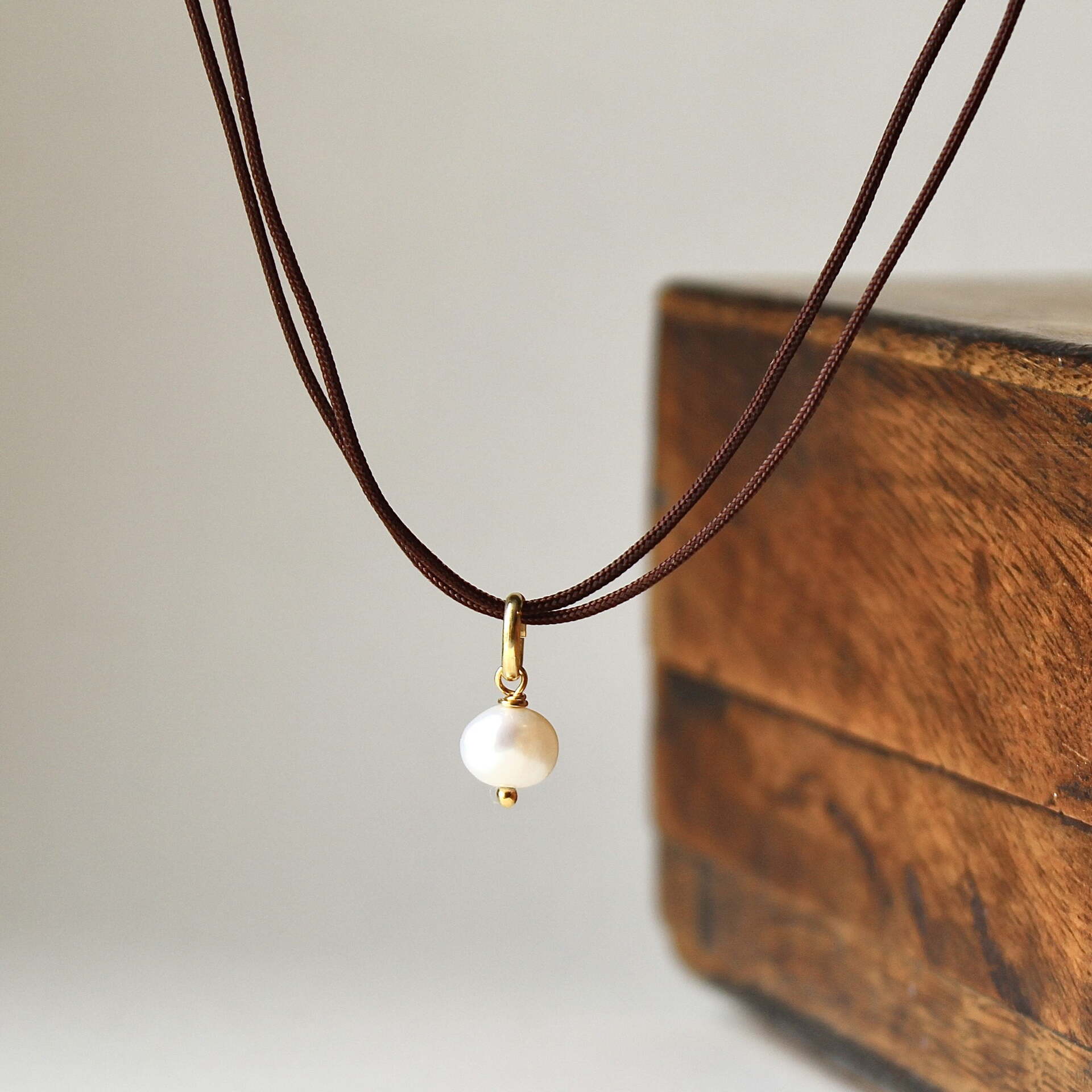 Joyas hechas a mano Colgante Jana Plata con baño de oro y Perla con cordón