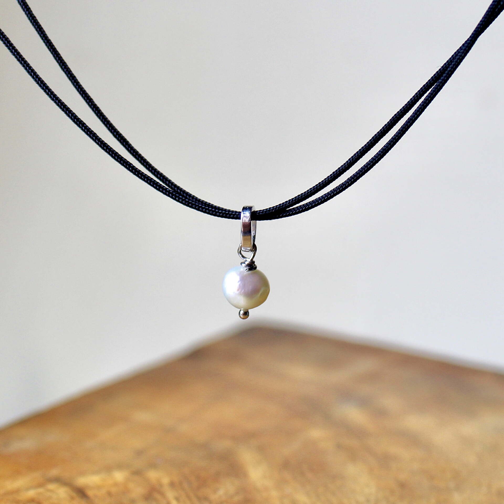 Joyas hechas a mano Colgante Jana Plata y Perla con cordón