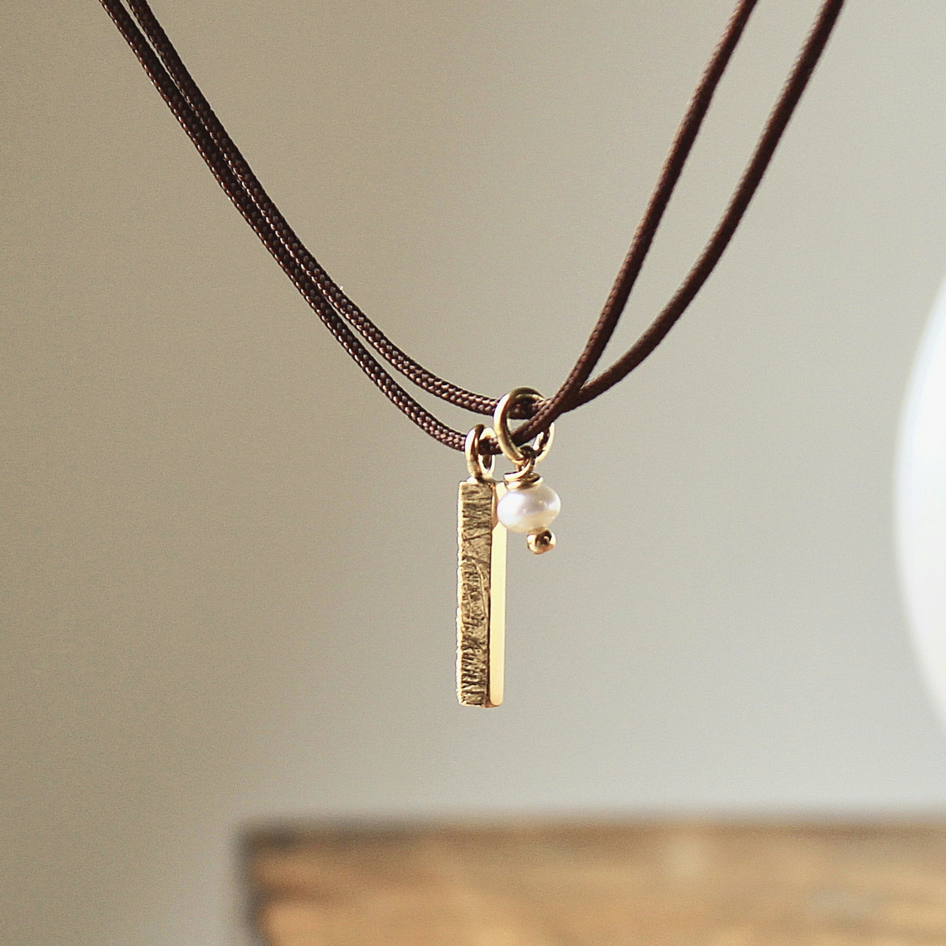 colgantes artesanales oro y cuerda