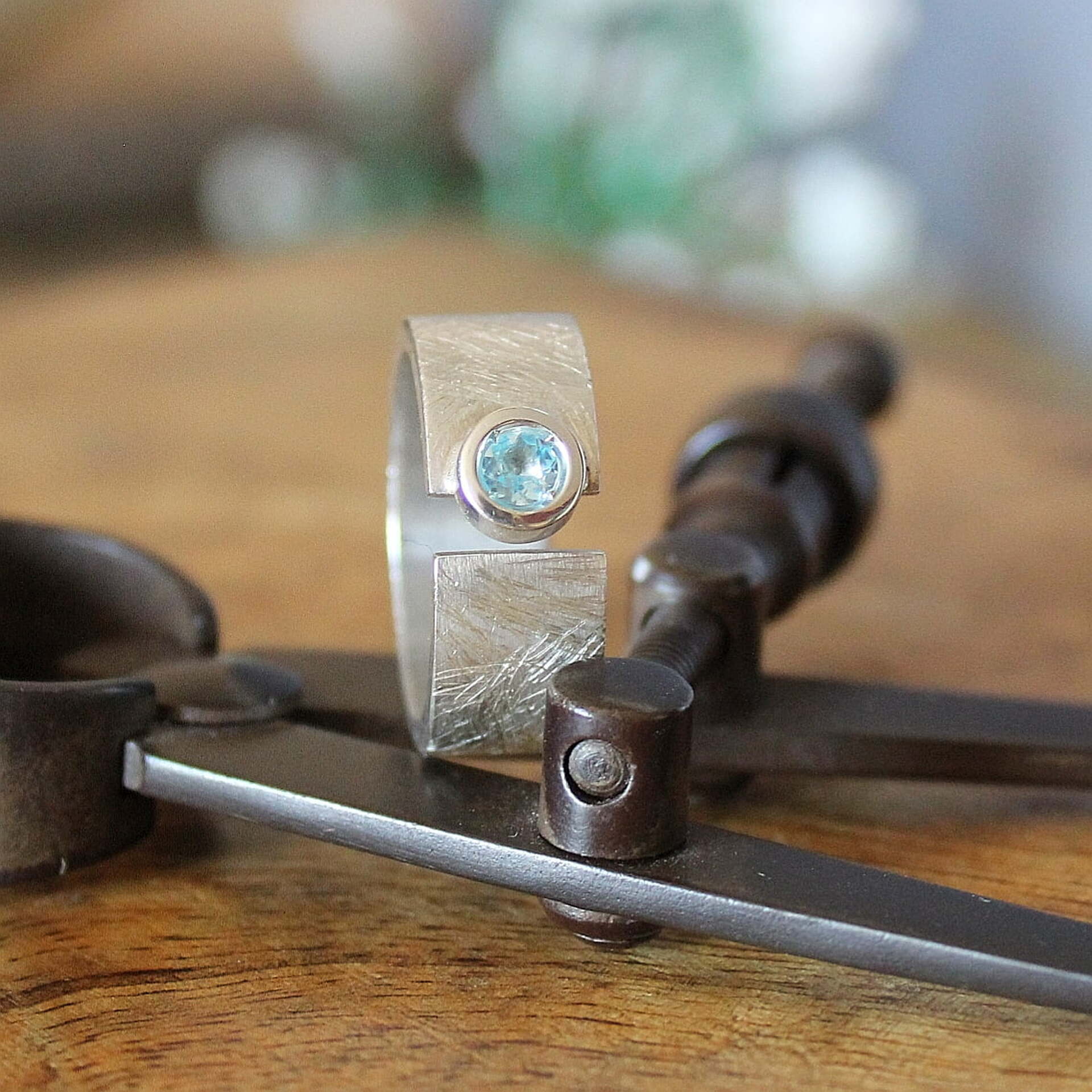 Joyas hechas a mano Anillo Fiona Plata y Topacio