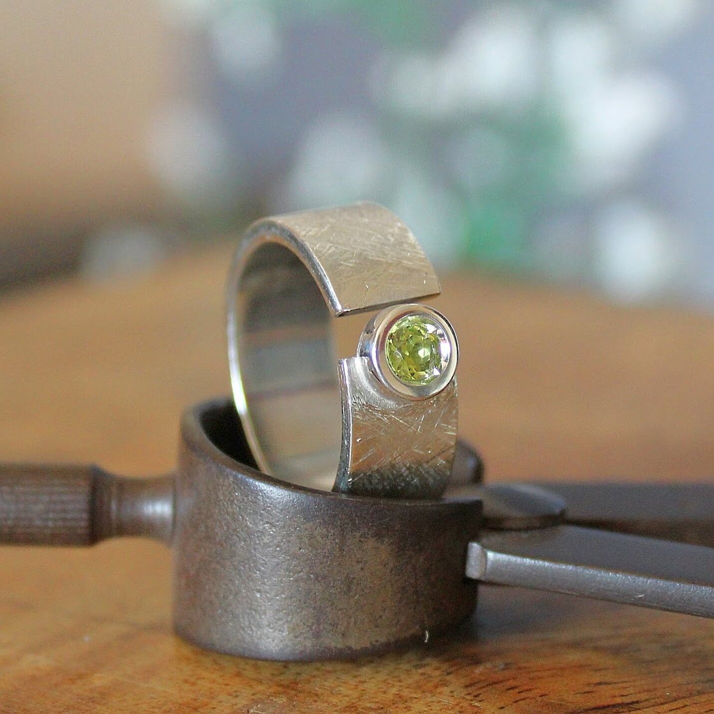 Joyas hechas a mano Anillo Fiona Plata y Peridoto