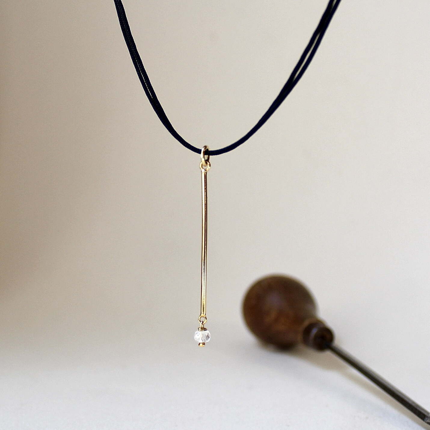 Joyas hechas a mano Colgante AIDA en plata con baño de oro y cordón