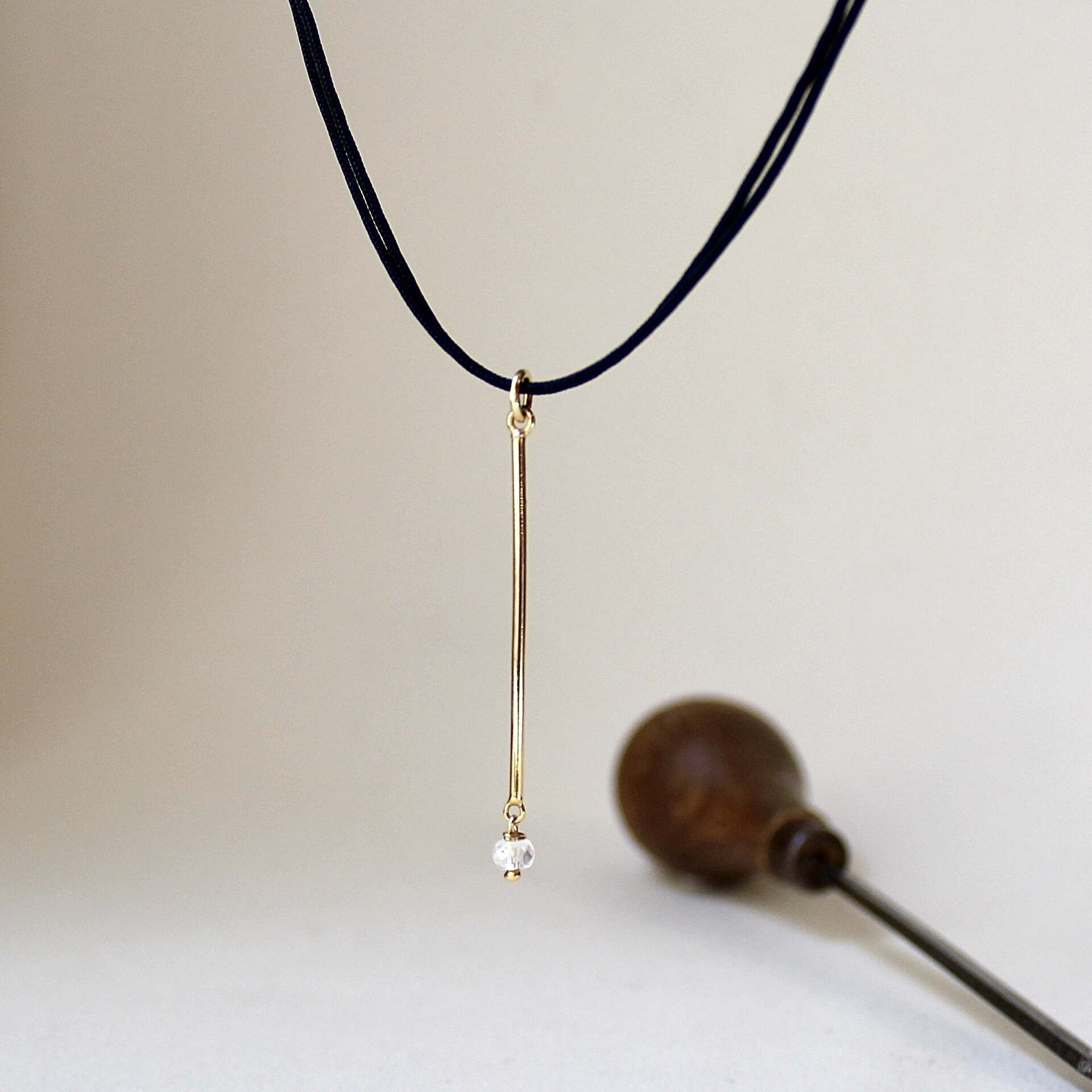 Joyas hechas a mano Colgante AIDA en plata con baño de oro y cordón