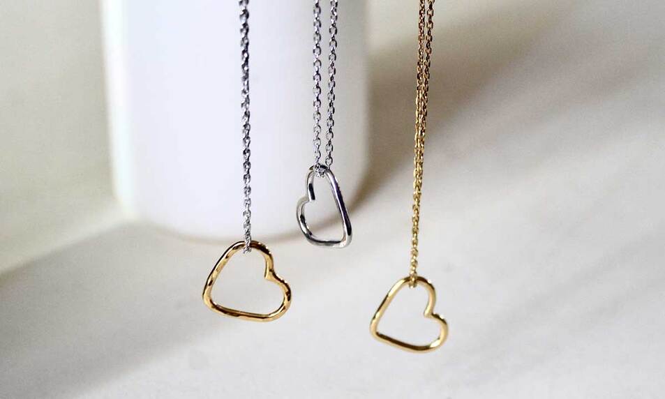 ¿Sabes cómo combinar joyas de oro y plata?