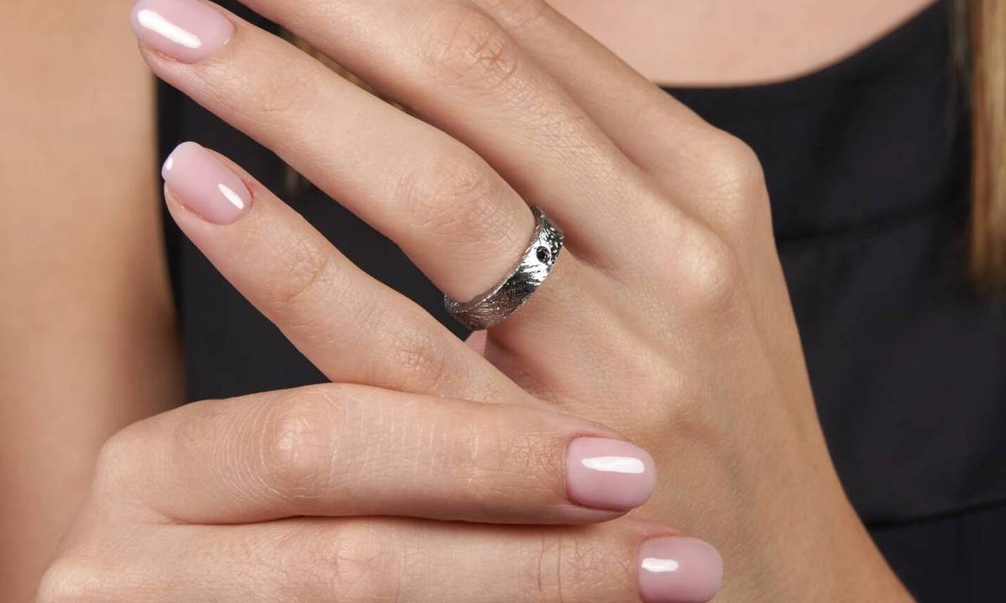 ¿Dónde Colocar el Anillo de Compromiso?