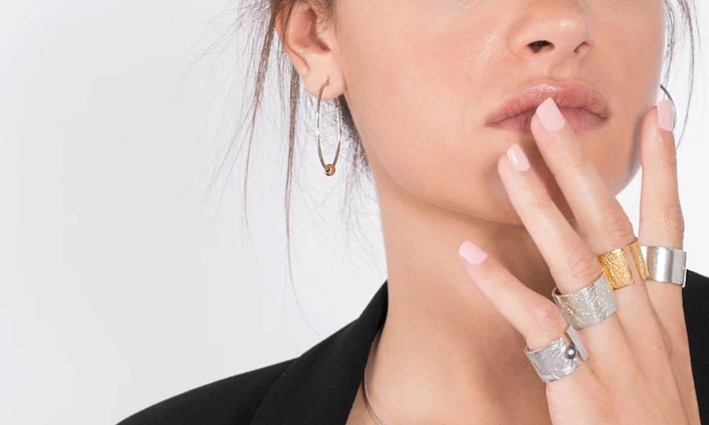 ¿Te Dan Alergia los Pendientes? Encuentra la Solución